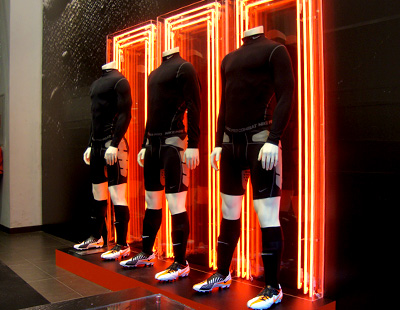 Fabricacion neon para decorado tienda Nike Madrid Fabricacion neon para decorado tienda Nike Madrid